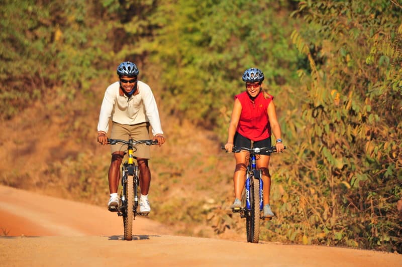 mountain-bike-cycling_2-2 couple cycling outdoor on their bikes