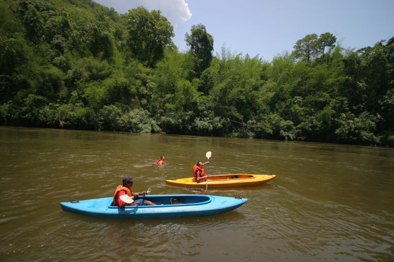river-kwai-jungle-rafts_canoeing canoeing in kayaks in the river kwai