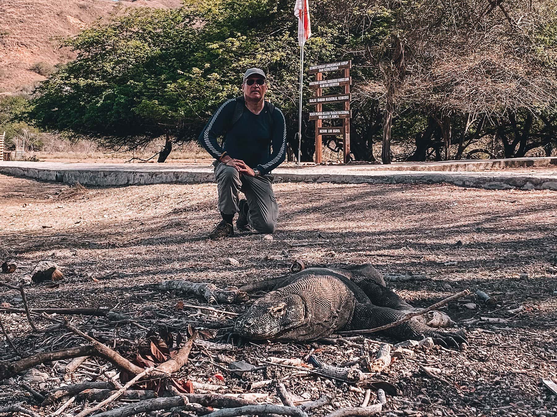 Robin-and-Komodo-on-Rinca Tourist and komodo dragon