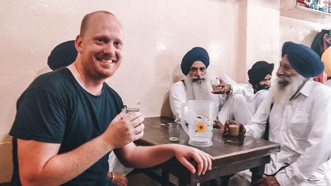 Travel Through India Traveller with Devotees drinking Chai close to the Golden Temple in Amritsar