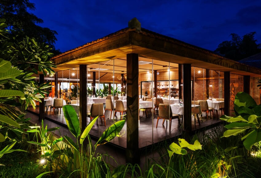 farmhouse smiling gecko restaurant farmhouse smiling gecko's restaurant at night