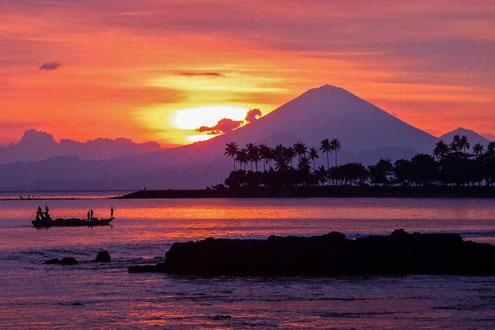 Family Java Explorer and Lombok Beach 