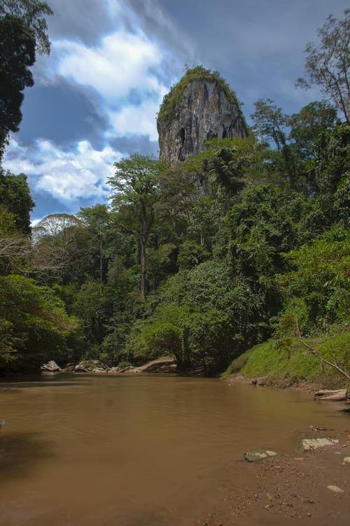<h3 class="oversized">CULTURE<span class="indend">OF BORNEO</span></h3>
